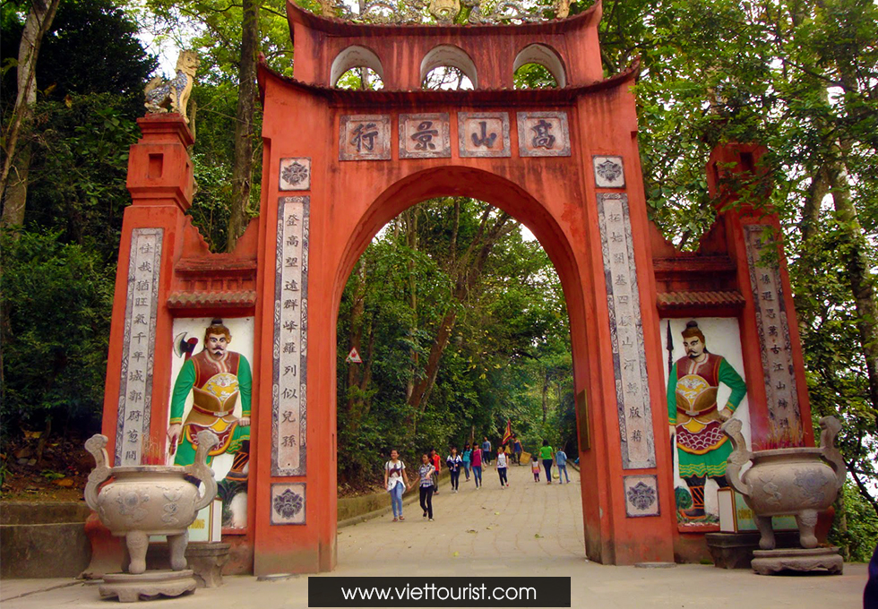 cổng đền vua hùng